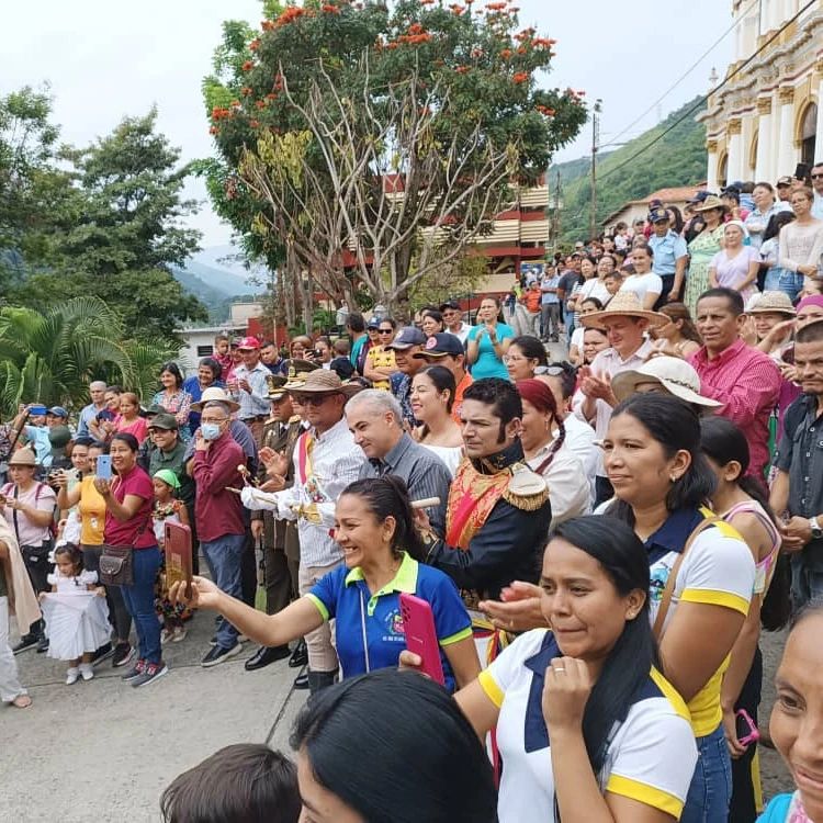 #22May || A 210 años del paso de Bolívar por Mérida, este domingo 21 de mayo el alcalde del municipio Tovar, Ivan Puliti, le entregó la réplica del espadín de Simón Bolívar al alcalde de Antonio Pinto Salinas, Edward Rojas.

#MaduroMásPueblo