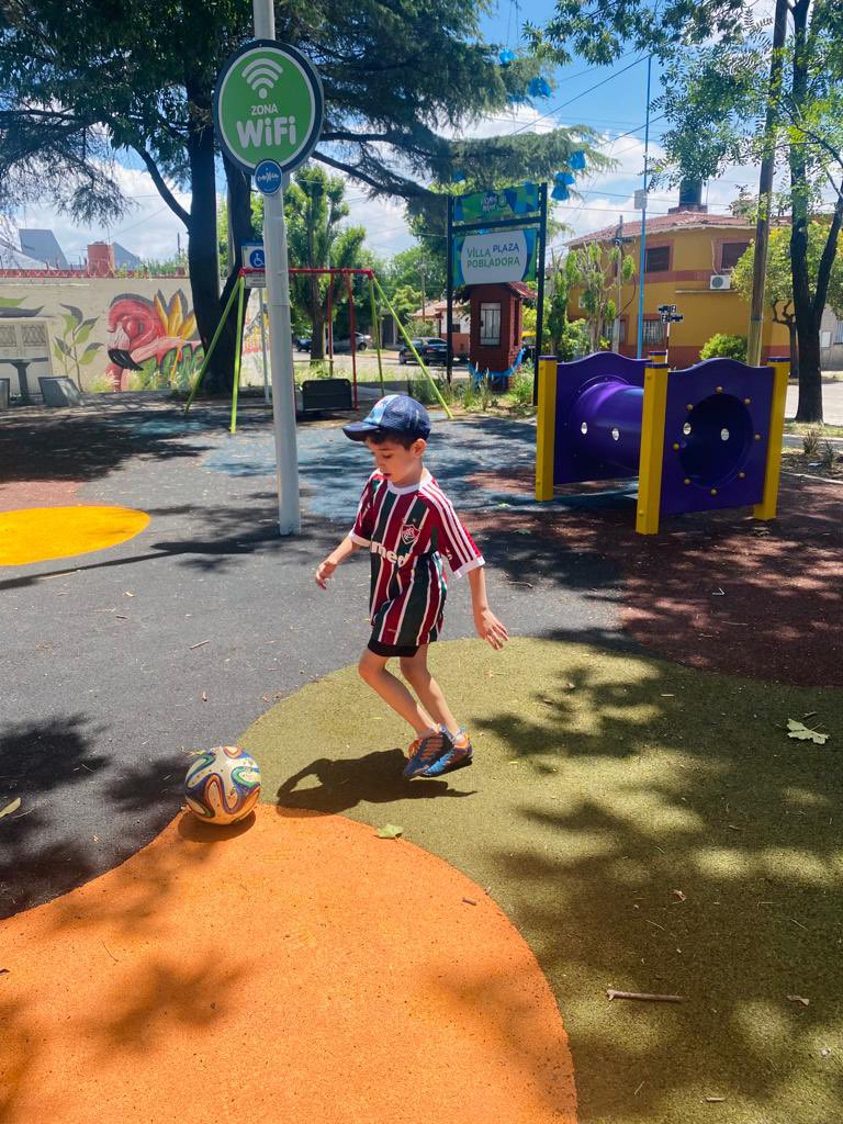 joaopcrsimoes's tweet photo. Pediu aos pais para comprar uma camisa do Flu. Não achou.
Como tricolor, fiz questão de atender ao pedido.
Cada vez que vai jogar bola na praça ou na escolinha, faz questão de me mandar fotos usando o pavilhão tricolor.

Segue o fio 🧵 🧶 https://t.co/37MwThp5Gx