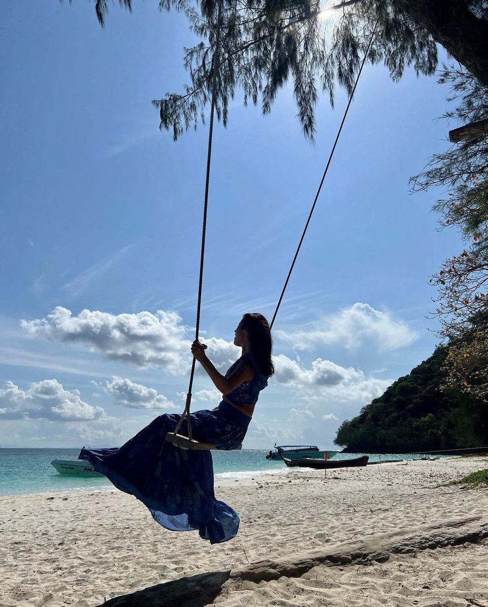 Shehnaaz in blue, next to the blue sea with the blue sky 💙
#ShehnaazGill