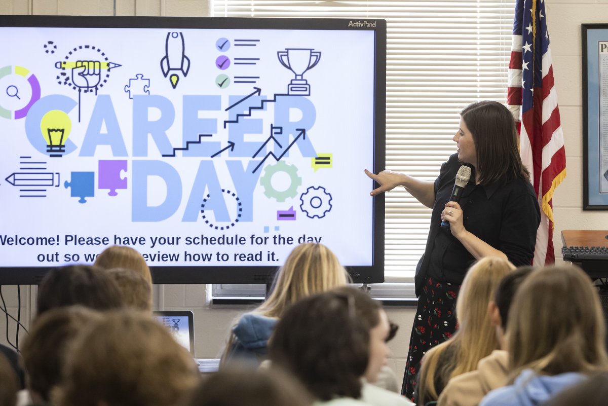 MTPSchools's tweet photo. Memorial had their annual career day last week. Presentations were given by parents representing over 22 career opportunities including police work, public safety, medical training, government, aviation and more. https://t.co/BAcLM0tMn5