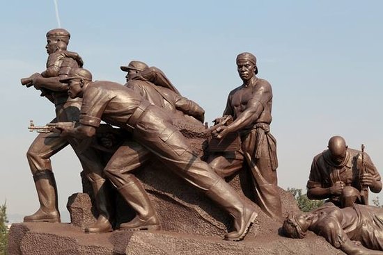 Abakozi ba <a href="/SONARWA/">SONARWA GENERAL INSURANCE</a> na <a href="/SONARWALIFE/">SONARWA LIFE</a> basuye Ingoro y’Amateka y’Urugamba rwo Guhagarika Jenoside iri ku Kimihurura muri <a href="/CityofKigali/">City of Kigali</a>, basobanurirwa ubuhanga n'ubwitange byaranze ingabo za RPA mu guhagarika Jenoside yakorewe Abatutsi. <a href="/RwandaMuseums/">Museums of Rwanda</a>