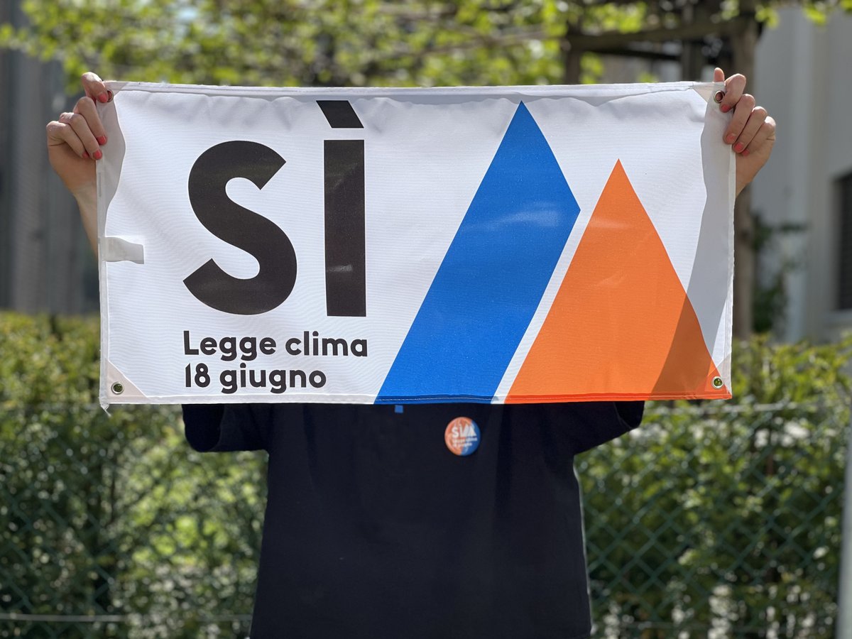 AlleanzaClimaCH's tweet photo. Mancano solo 4 settimane al voto: ordinate subito la vostra bandiera per la #leggeclima, appendetela fuori da casa vostra nel modo più visibile possibile, segnate @leggeclimasi e con un po' di fortuna vincerete un pannello solare! ⚐ https://t.co/b1ZfZ4CzFQ https://t.co/l7NxvFm1if