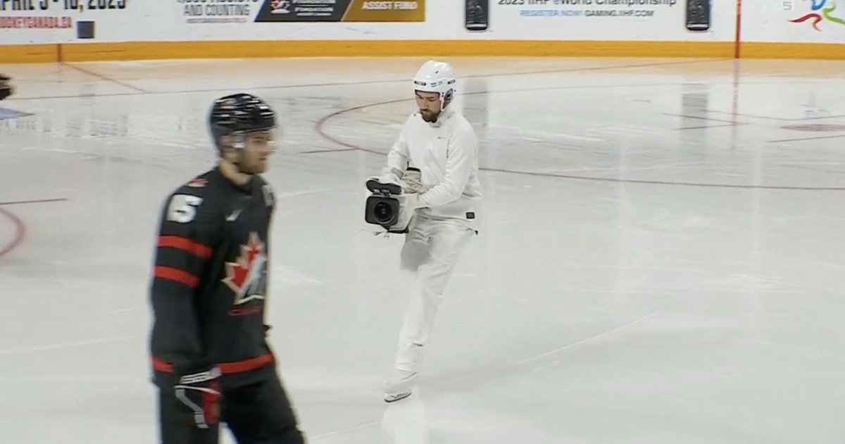 ByTjdk's tweet photo. @Jonas_AL @baretraet Kan vi ikke næste gang få ham til at klæde sig ud ligesom Ishockey fotograferne? https://t.co/jj0Mn8jHZW