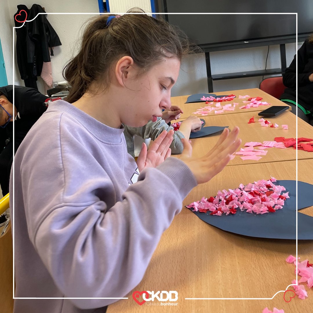 CEKEDUBONHEUR's tweet photo. ❤️‍🩹 Qui a dit que l’amour ne se fête qu’à la Saint Valentin ? Avec CKDB, nous célébrons l’amour tous les jours !
👩🏽‍🎨 Les jeunes patients de l'EES RHM Maurice Coutrot à Bondy ont confectionné des coeurs en 3D. Nous sommes fiers de partager avec vous leurs belles créations ! https://t.co/qPunSR45dA