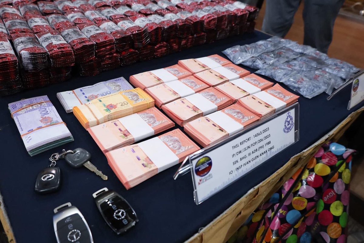 satriasiber's tweet photo. RT PDRMsia: #WarAgainstDrugs

POSTING PILIHAN: PIL EKSTASI, ERAMIN 5 BERNILAI RM3.2 JUTA DIRAMPAS, PENJUAL IKAN DITAHAN

Bacaan lanjut menerusi pautan berikut; https://t.co/QSFX0kaI9F

Sumber: Polis KL dan BERNAMA https://t.co/NPzjr9iaiC