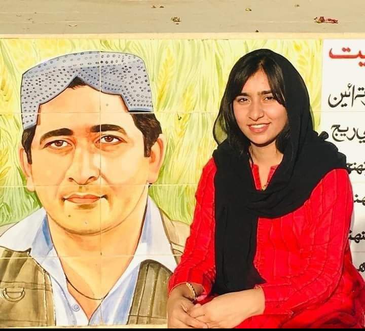 جيڪڏھن منهنجي شهادت تي
قومي ڪارڪنن کي اتساھ نٿو
ملي ته منهنجي ٻَچي آڪاش جو
رت به وهايو وڃي.!!

ڌرتي جي ڪمانڊر کي ئي اهڙا لفظ
سونهن ٿا..!!

شهيد مظفر ڀُٽو جا لخط جگر.!!

آڪاش.. درياھ خان.. ۽ حِنا.
#TributeToShaheedMuzafarBhutto ❤️