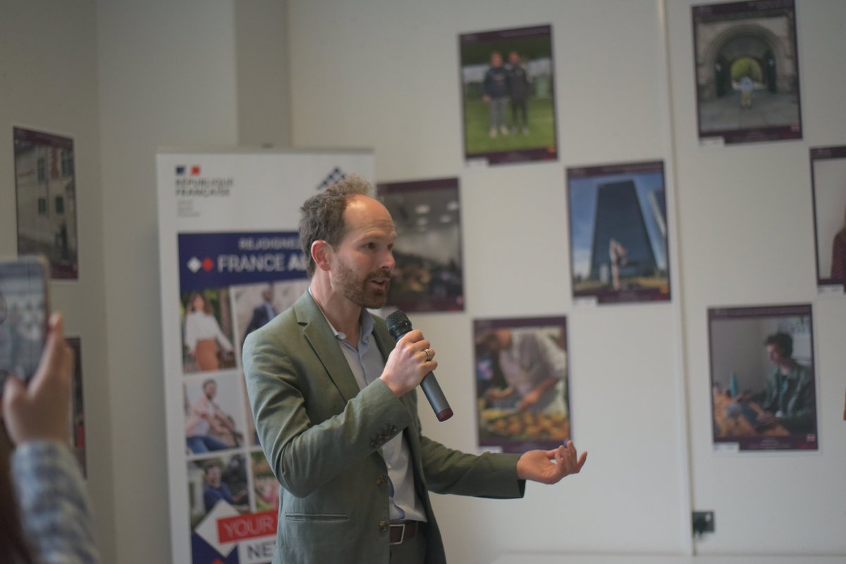 CampusFranceUK's tweet photo. It is with a great 📸 exhibition on the theme of Alumni organised at and in collaboration with @LyceeChurchill  that we wrapped up this #FranceAlumniDay 🇬🇧 1st edition. A warm thank you to all the participants and organisers! 🙌 https://t.co/5nhTgkJyE7