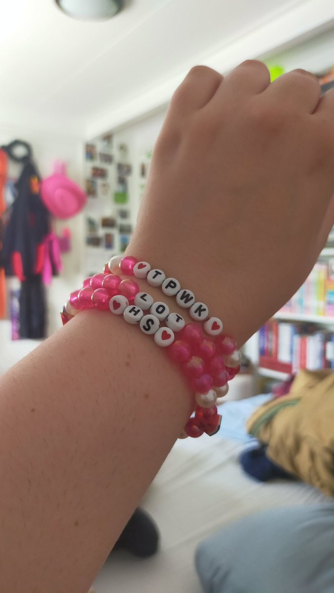 signsofmystyles's tweet photo. I'll be arriving at 3 to 4 pm for #hslotamsterdam #LoveOnTourAmsterdam because i have seated tickets and check in for my hotel is at 3 are people still trading bracelet around that time 🥺 https://t.co/IMY9nlXtPi