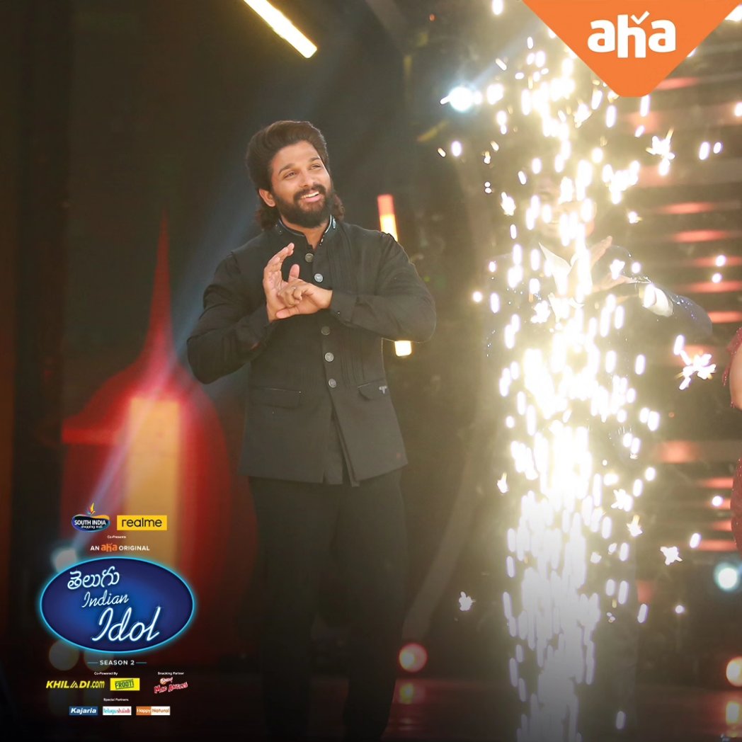 ratankmr6's tweet photo. An ICONIC finale with the IconStAAr @alluarjun for an Iconic Show!  Blockbuster entertainment is  loading...#TeluguIndianIdol2 🔥

#AAforTeluguIndianIdol2  @alluarjun  @GeethaArts @ahavideoIN

#TeamAAWarangal  @AIAFA_Warangal @ratankmr6  

@imsarathchandra @TrendsAlluArjun https://t.co/1l3gUS6PEA