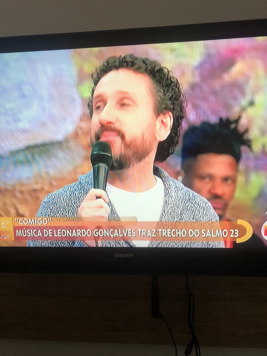 Rodrigo70959325's tweet photo. Apelação! 
Com pouca mídia, Leonardo Gonçalves vai até a globo tentar salvar a carreira após declarar apoio à Lula. #falso #hipocrisia https://t.co/vIKt25W9Nb
