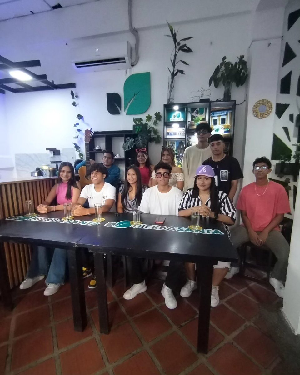 Ventanalyaritag's tweet photo. MIJ: El grupo juvenil promueve diversos géneros musicales,  sin embargo, la música urbana de hip hop,  trac, reguetón, entre otros, es la de mayor influencia entre los jóvenes.

#recreacion #voluntariado #estudiantil #joven #yaritagua #yaracuy #venezuelalibre #venezuela https://t.co/WAPqokVCkI