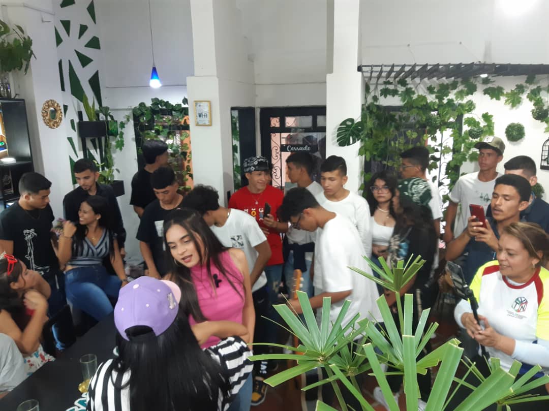 Ventanalyaritag's tweet photo. MIJ: El grupo juvenil promueve diversos géneros musicales,  sin embargo, la música urbana de hip hop,  trac, reguetón, entre otros, es la de mayor influencia entre los jóvenes.

#recreacion #voluntariado #estudiantil #joven #yaritagua #yaracuy #venezuelalibre #venezuela https://t.co/WAPqokVCkI
