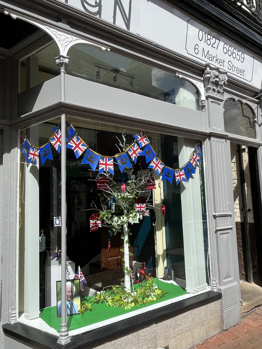 👑I'm delighted to announce that Oxfam has won the Mayor’s best dressed Coronation Business Window Display competition, organised by Tamworth Borough Council.

Highly Commended place went to Salon Six.

Read more here: tamworth.gov.uk/coronation-bus…