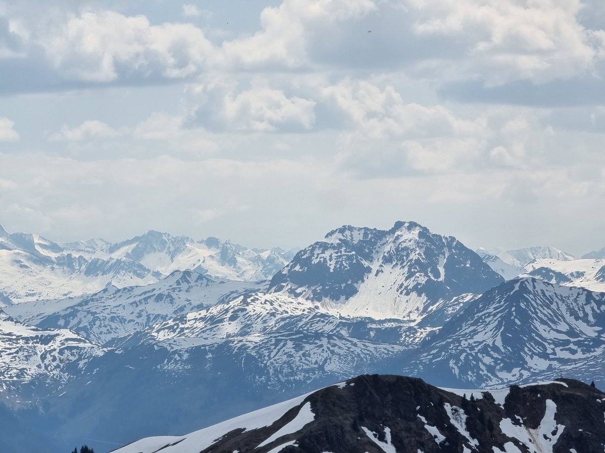 Auf dem Karstein (1922m) Nähe #Fieberbrunn, Blick zum Kitzbüheler Horn mit Kaiser, Loferer und Leoganger Steinberge (dazwischen Kalter und Watzmann), Richtung Hinterglemm mit Wiesbachhorn.