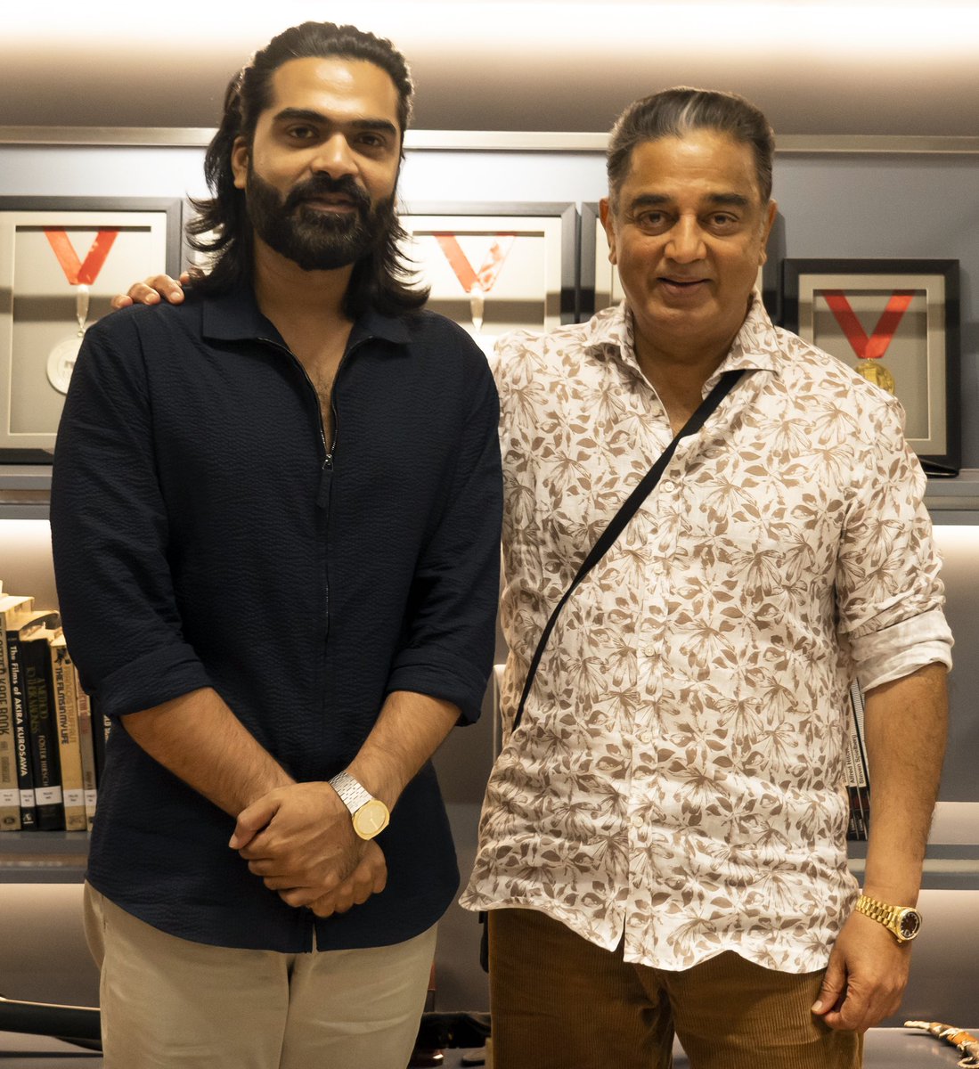 Simbu_Kavi_'s tweet photo. @SilambarasanTR_ @ikamalhaasan Two MultiTalented Persons in Kollywood 🛐🥵❤️

@ikamalhaasan &amp; @SilambarasanTR_ 

#SilambarasanTR
#STR48
#BLOODandBATTLE https://t.co/YXjwMNsek4