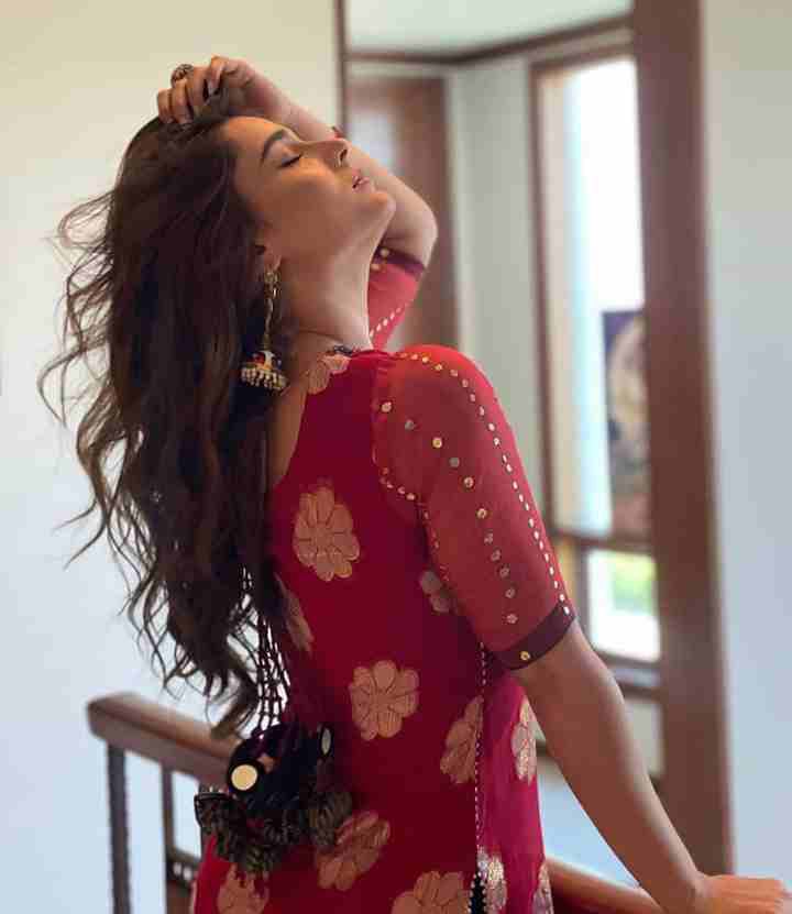 इश्क वो है जिसे सब्र का लिहाज नहीं

बेहद नशीला है ये इसका कोई इलाज नही
#Kooo ❤️