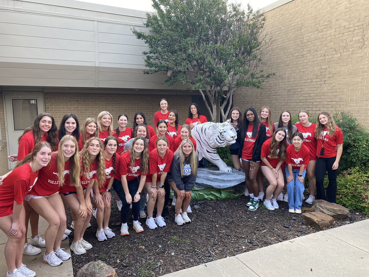VBGrapevine's tweet photo. Volleyball Final: get out into the community and serve, followed by team breakfast! What a fun morning of giving back and spending time together. ❤️🐴🏐 Really grateful for this group of dynamic young people! #alwaysamustang #ALIGN23 https://t.co/oS9EYaUHR0
