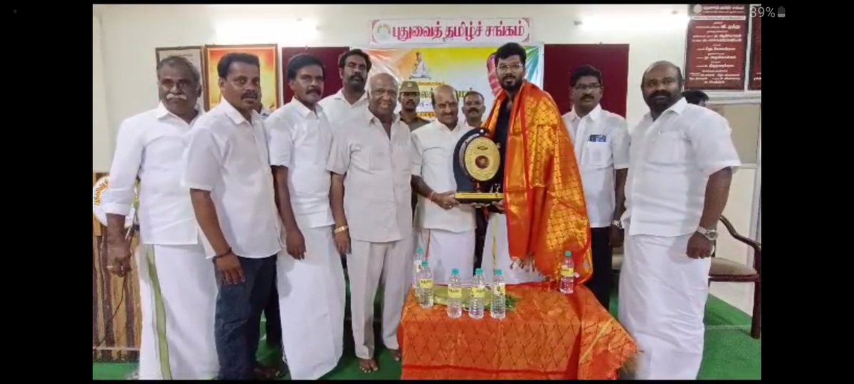 dhararasendran's tweet photo. #Yaathisai #யாத்திசை-க்கு பாராட்டு விழா...புதுச்சேரி தமிழ் சங்கம் கடந்த வாரம் யாத்திசை படத்தை கொண்டாடி அதன் கலைஞர்களுக்கு விழா எடுத்து கௌரவித்தது..
உழைப்பின் நீட்சி அங்கீகாரமாக மாறும் போது புது நம்பிக்கைகள் பிறக்கின்றன. விழாவை முன்னோடுத்த தோழர் கவிஞர் ஆரா அவர்களுக்கு நன்றிகள். https://t.co/RUaqraFN1Y