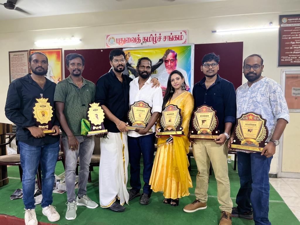 dhararasendran's tweet photo. #Yaathisai #யாத்திசை-க்கு பாராட்டு விழா...புதுச்சேரி தமிழ் சங்கம் கடந்த வாரம் யாத்திசை படத்தை கொண்டாடி அதன் கலைஞர்களுக்கு விழா எடுத்து கௌரவித்தது..
உழைப்பின் நீட்சி அங்கீகாரமாக மாறும் போது புது நம்பிக்கைகள் பிறக்கின்றன. விழாவை முன்னோடுத்த தோழர் கவிஞர் ஆரா அவர்களுக்கு நன்றிகள். https://t.co/RUaqraFN1Y