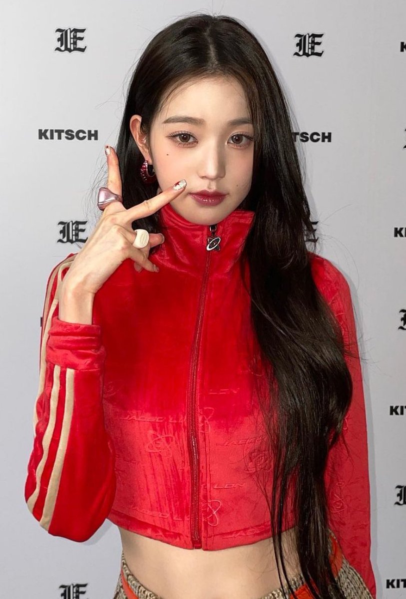 outfitsofgg's tweet photo. #IVE #Wonyoung for "Kitsch"
#FIFTYFIFTY #Keena “The Beginning: Cupid” Making Series - Ep. 05 (Pt.1)
red jacket from #JadedLondon
🔗https://t.co/8WxQdxJkHU
💵USD $69 (sale)
🏷️#oogg_IVE ; #oogg_Wonyoung ; #oogg_FIFTYFIFTY ; #oogg_Keena ; #oogg_JadedLondon https://t.co/0MvAy1BSpG