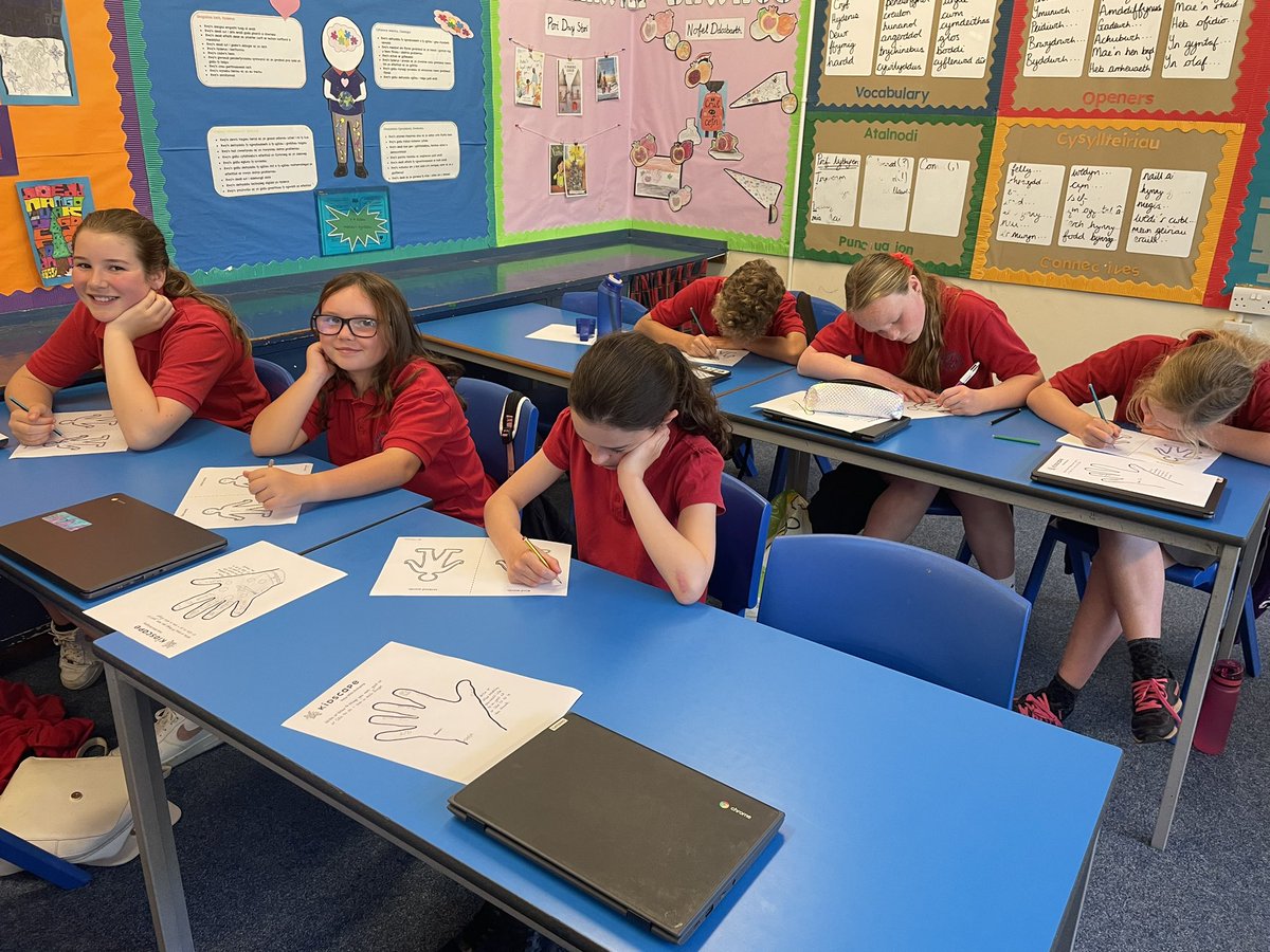 6BlwyddynYBE's tweet photo. Sesiwn ddiddorol gyda @Kidscape heddiw.
Interesting session with #Kidscape today. https://t.co/0YH8rjcKKR