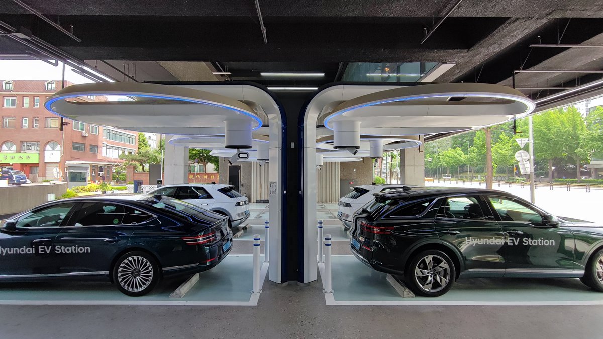 ev_miharuno's tweet photo. EVによって、充電の場所って、 #IONIQ5 のように右側だったり、左側だったり、 #日産リーフ のように、前面にあったりしてケーブルを延ばすのが大変だったりしますよね。
これなら、そんな時、とっても便利なんです。
#アイオニック5 の時には、「LEFT」を選ぶと、自動的に左側にケーブルが移動して、自動的に下がってくるんです。
そして、手元のボタンで、上にあげたり、下に下げたりの微調整ができるようになっています。
#Hyundai #ヒョンデ #アイオニック5