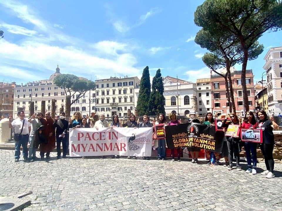 KimMinJi263's tweet photo. An anti-coup revolutionary protest somewhere in Italy by pro-democracy Myanmar expatriates.  #2023May22Coup #WhatsHappeningInMyanmar https://t.co/lqW3SSaUmo