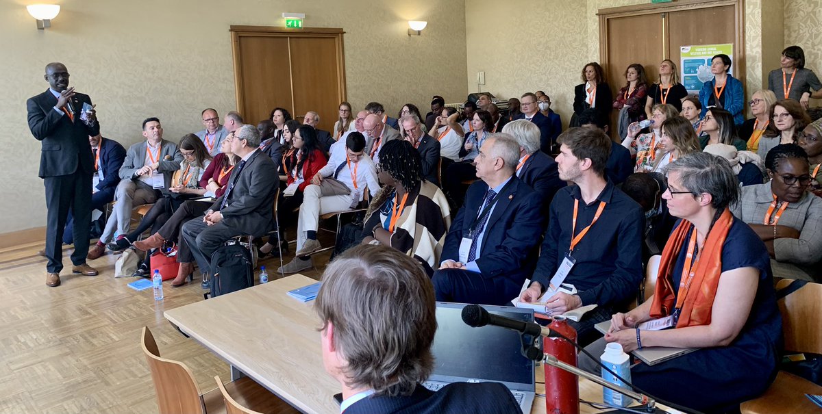 Very grateful for the interest and support from #WOAHGS delegates for the #ICFAW stand and side event on #OneHealth and #AnimalWelfare - standing room only and a truly international audience 🌎 🌍 🌏