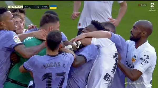 futebol_info's tweet photo. Se sentindo desprotegido por LaLiga, Federação Espanhola e árbitros, Vini Jr avalia possibilidade de deixar a Espanha.

O novo episódio de racismo gerou mais um desgaste e fez o staff do jogador repensar a continuidade no Real Madrid. A postura fria do clube em relação a esses casos também incomoda.

Até aqui, Vini Jr nunca se mostrou aberto a sair do Real e sempre deixou claro seu carinho pelo clube. Porém, o atacante brasileiro chegou ao seu limite com os insultos racistas no jogo de ontem, contra o Valencia.

🗞 @geglobo
📸 Reprodução