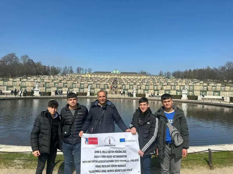 Kiraz_Mesem's tweet photo. Kiraz Mesleki Eğitim Merkezi  2022- 1- TR01-KA121-VET-000067391 nolu “ Elektrikli Araçlar Servis Hizmetleri Stajı” isimli proje 02-22 Nisan 2023 tarihlerinde Almanya- Berlin’de başarıyla gerçekleştirilmiştir.  @izmir_ilmem @kiraz_mem https://t.co/3XeHmBK7HA