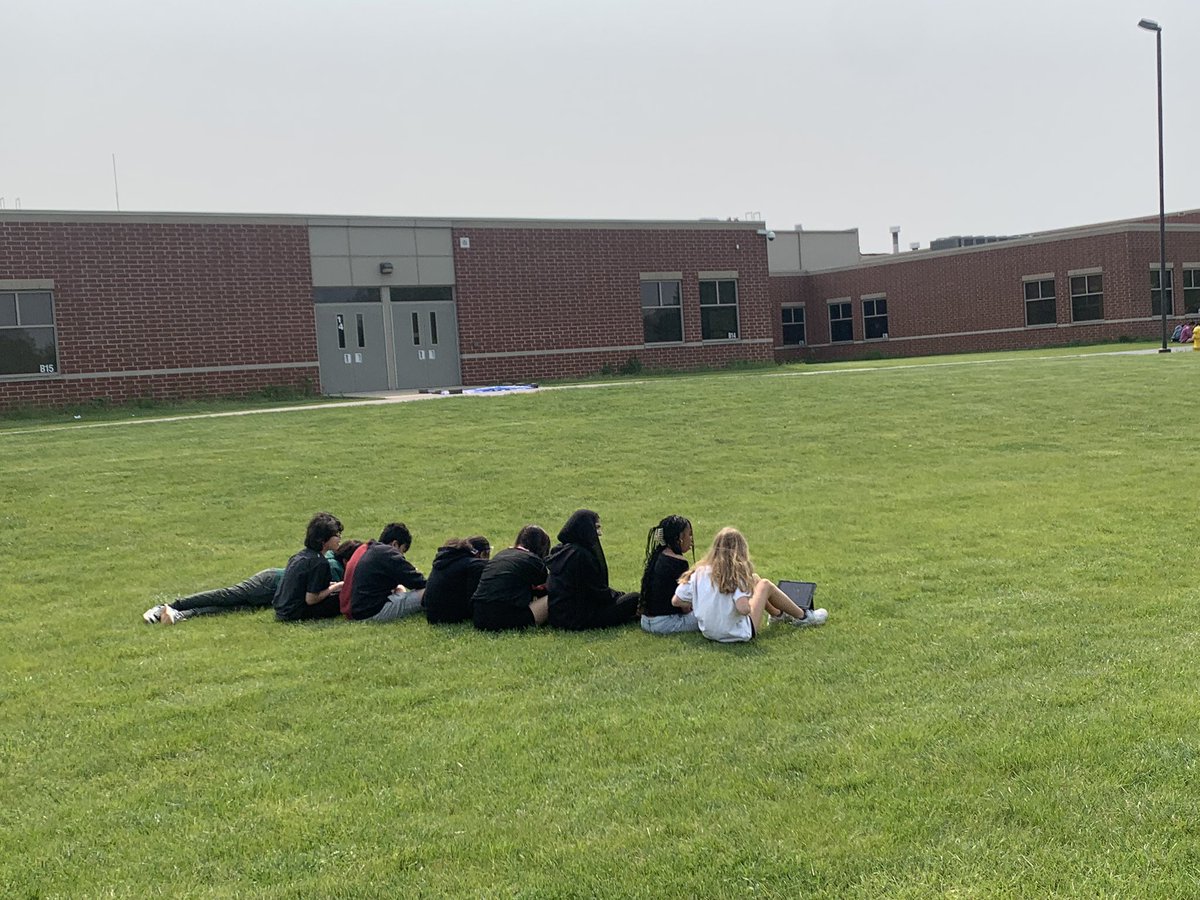 MsTestaSilver7's tweet photo. Last week we took class outside and spent some time drafting our essays and reading in the sunshine ☀️ #7silvershine #twisterpride https://t.co/GHZGR4NMMw