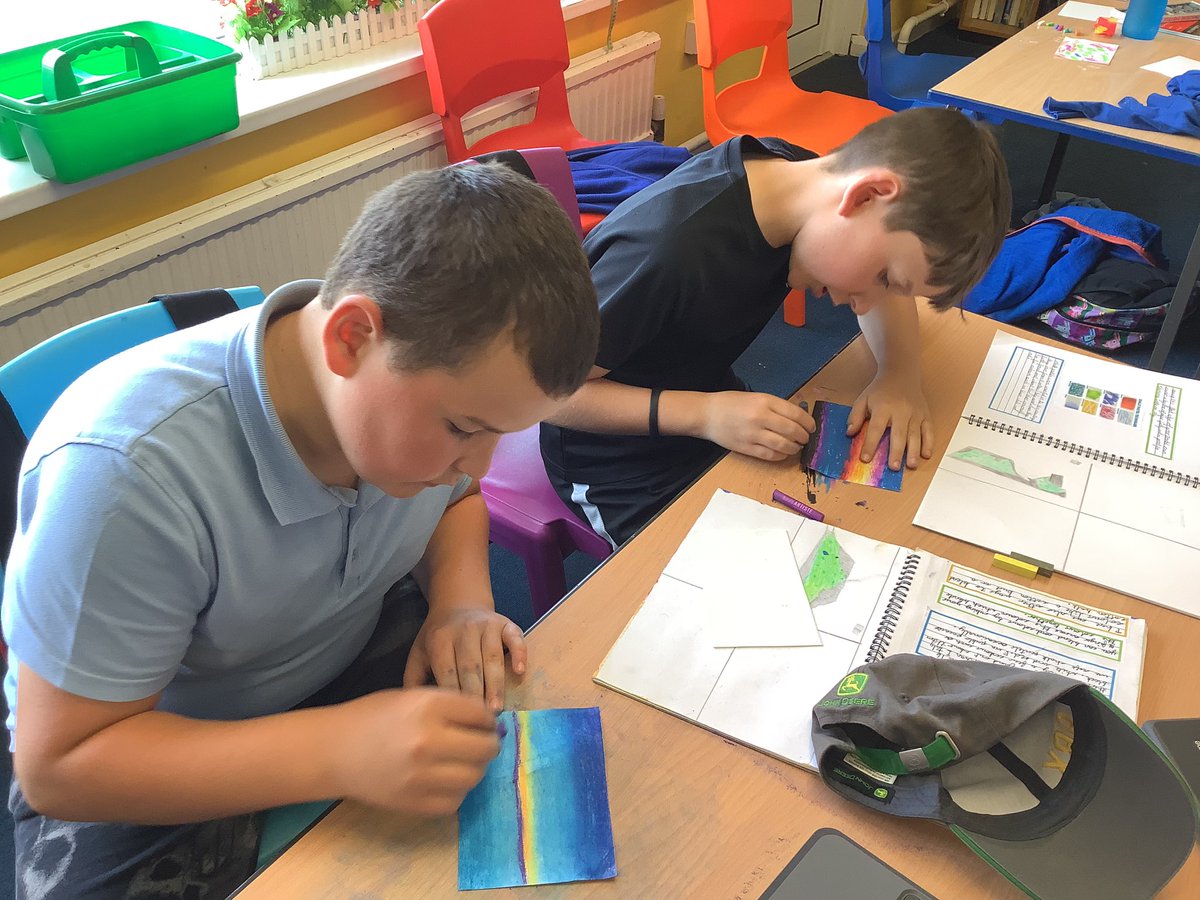llanrhidianp's tweet photo. #LlanPryCop Experimenting with chalk and oil pastels to create a background for our next art project. #LlanExp https://t.co/zjJZDVYAlH