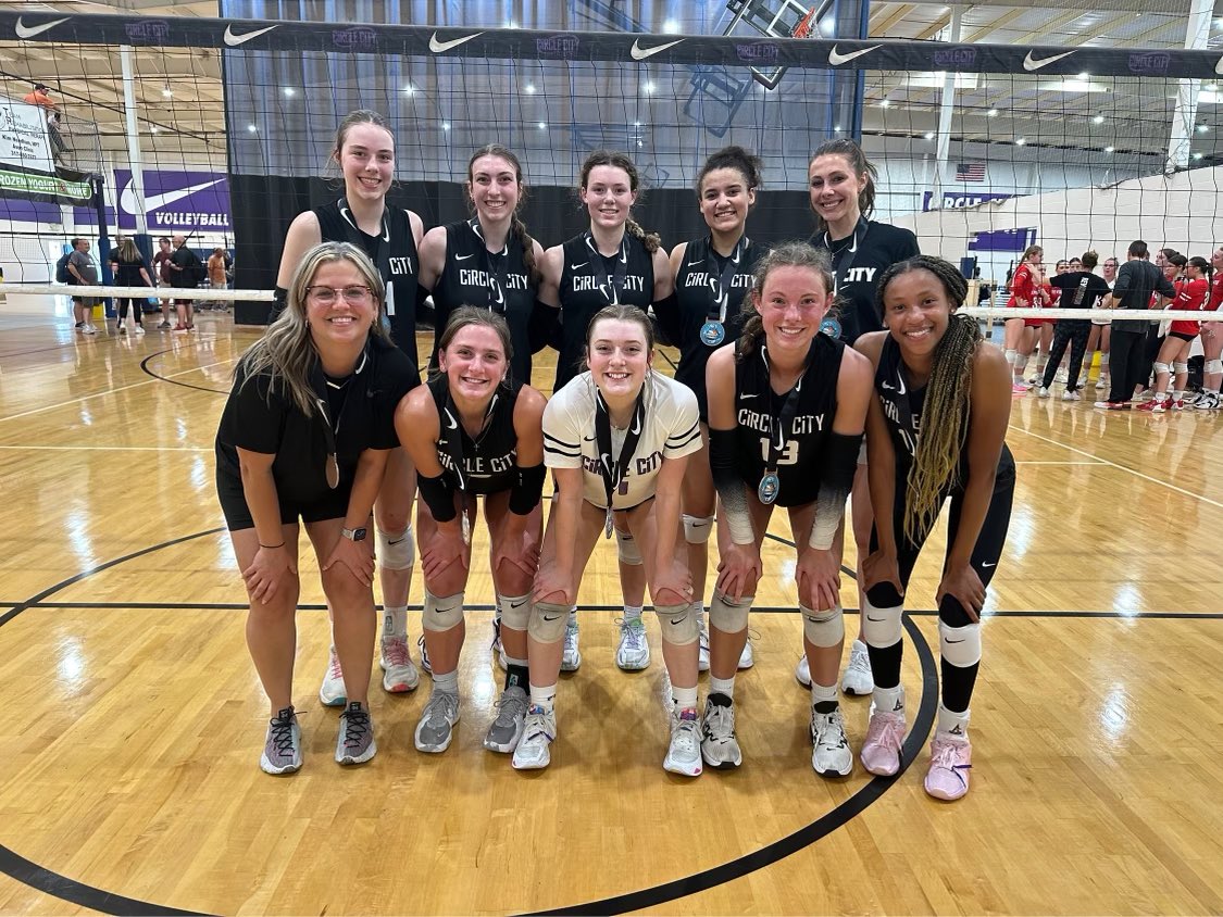 Congratulations to 15 Purple on their first place finish in the High School Open Division at Indy Cup this past weekend! Great work, ladies! 🔥🏐 #circleproud