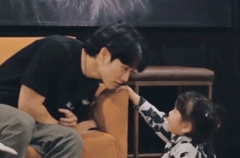 ouii_rawinan's tweet photo. คุมปะป๊าาาา T T 😭😭😭😭🥺🥺🥺 อ้ยยหัวใจพ้มน่ะนะ อยากเลี้ยงหลาน🥹🥺🥺🥺 ตอนเปนคุมพ่อพาหลานมาให้อุ้มหน่อย ชอบเด็กตัวน้อยอ่า น้องวอเวลาอยู่กับเด็กเร้กกกกก🥹🥹🥹👶🏻🍼🤲🏻 
 https://t.co/HCcb9eQ2PJ