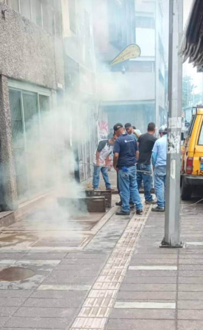CarlosJRojas13's tweet photo. Fuerte explosión de transformador en esq Monroy deja #sinluz desde las 5am a casi todo #ParqueCarabobo,empleados de @CorpoelecInfo tratan de reparar la falla trabajando con las uñas.Ayer domingo por ejemplo #AltaFlorida sufrió corte eléctrico de 12h¡Los #apagones llegaron a #Ccs! https://t.co/jxkfi7bArM