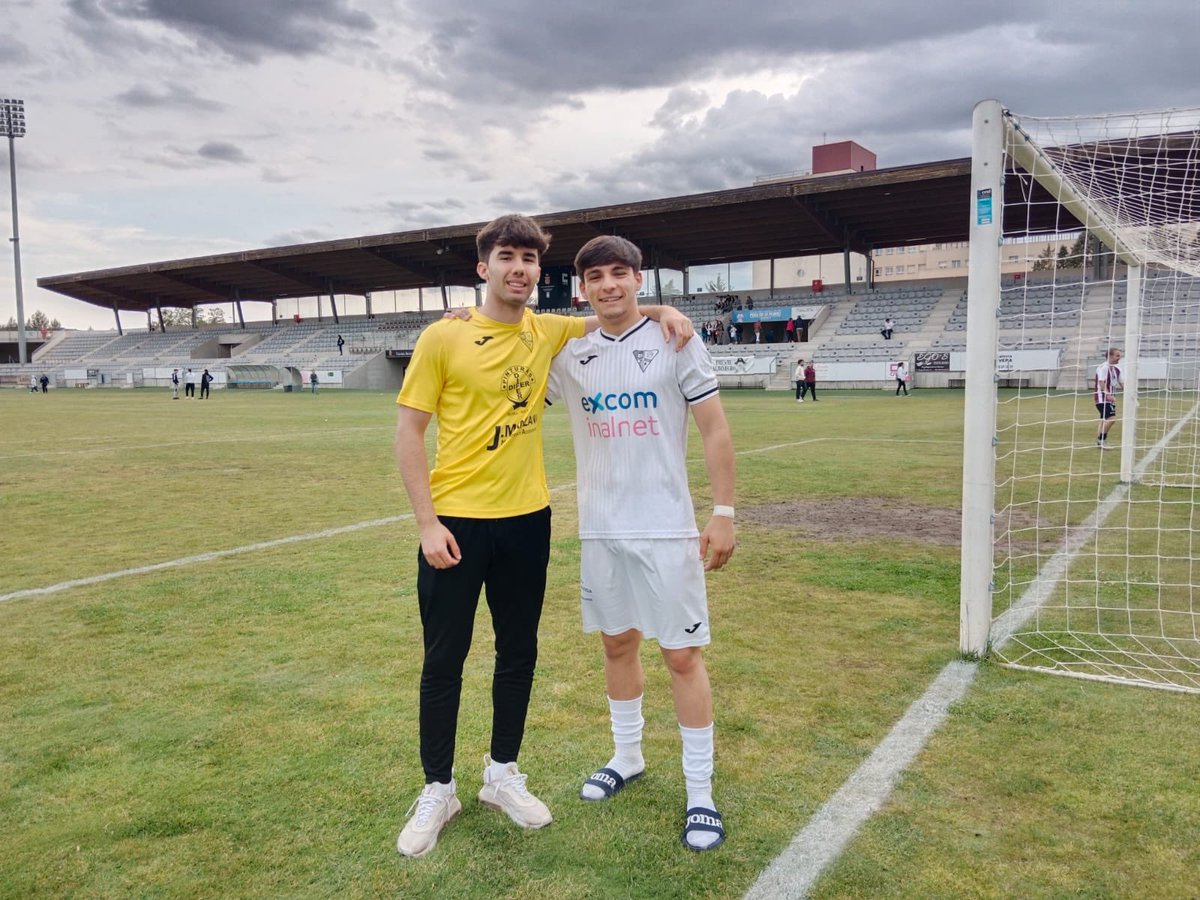 En el día de ayer debutaron con nuestro primer equipo, los jugadores Aaron y Samuel, jugadores del equipo juvenil. 
Enhorabuena 👏👏
