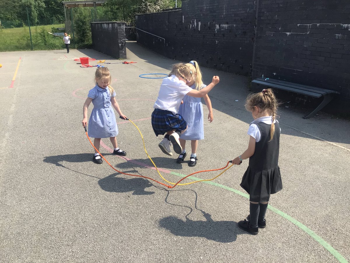 Reception enjoying some fun in the sun this afternoon with coach Jake!☀️🎾🥏🤸🏻‍♀️ @skillwisesports @CanonSharples @LT_Trust #eyfs #grossmotor