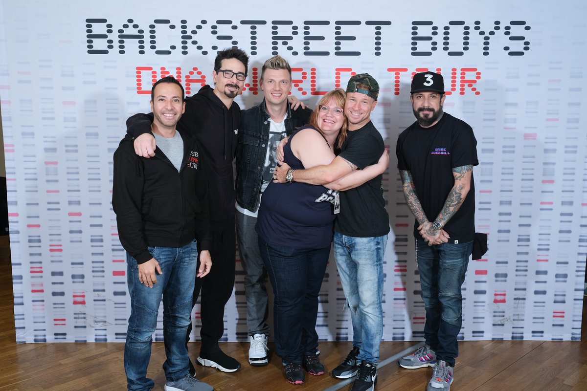 Roksgirl75's tweet photo. @backstreetboys Thank you for the #DNAtour 🖤❤️ I went with my BSB sister @ElinJakobsen4 to Gothenburg, Oslo and Kraków. I had m&g in Oslo 🇳🇴 Those were amazing nights 🦋🦋🦋🤩🤪😍🥰 https://t.co/IqBhXZs6Q1