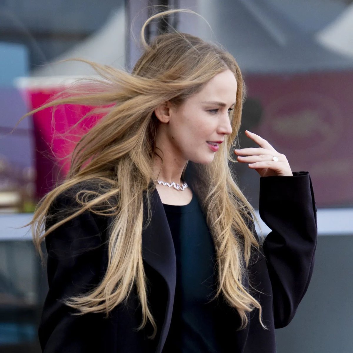 Sembra la pubblicità di uno shampoo e invece è semplicemente Jennifer Lawrence in real life