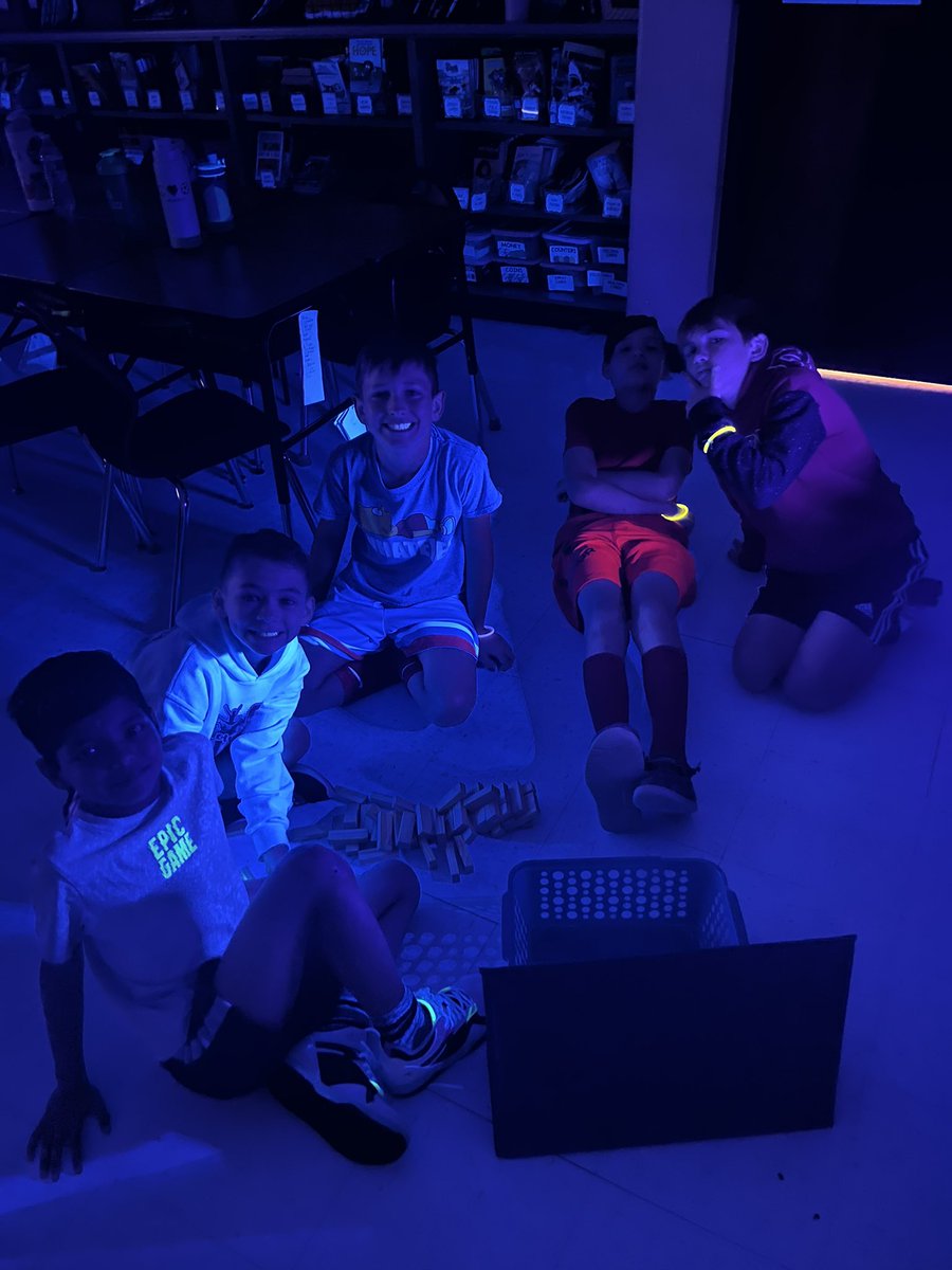 ImmermanInKings's tweet photo. Glow Party is off to a bright start! @KMEKnights #KingsStrong https://t.co/6EJiQZWstc