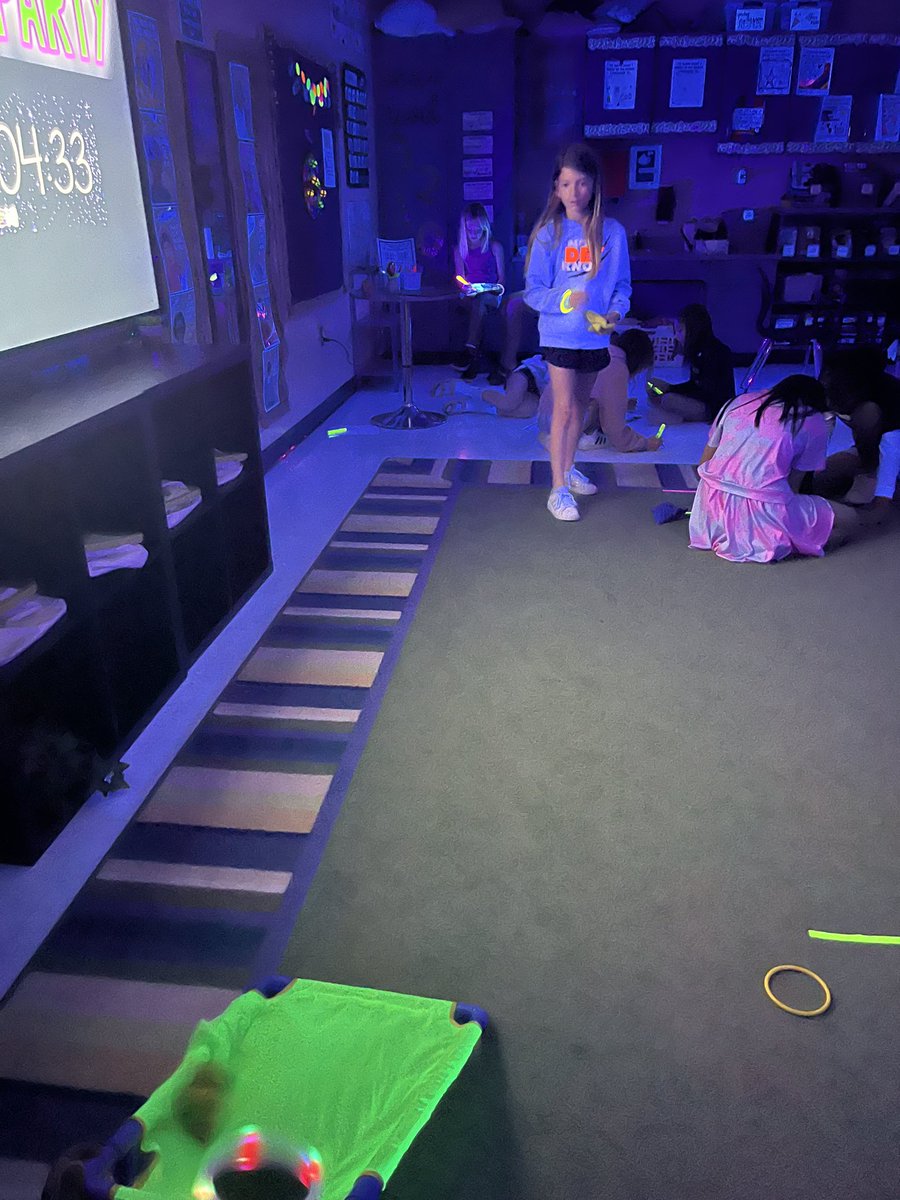 ImmermanInKings's tweet photo. Glow Party is off to a bright start! @KMEKnights #KingsStrong https://t.co/6EJiQZWstc