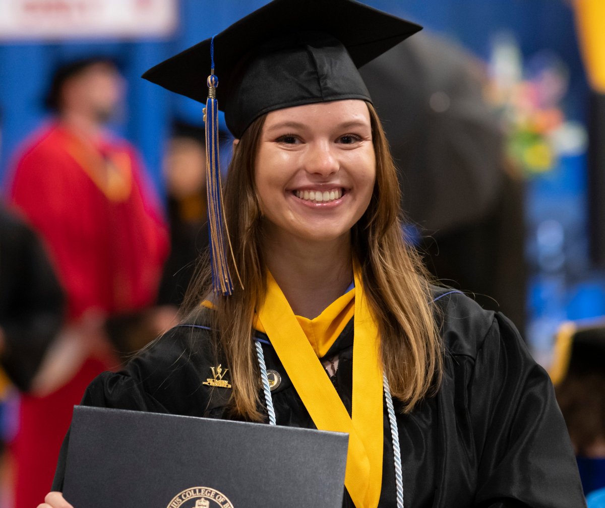 Canisius_Univ's tweet photo. And just like that ... our alumni family grew even greater. Welcome #Classof2023! #GraduationDay #CanisiusMade
π·: @tomwolfimaging https://t.co/jBmFYig9ok