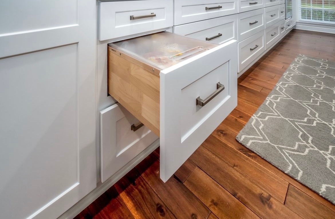 CCFFcompany's tweet photo. Things you didn't know you needed in your kitchen: ๐ ๐๐ซ๐๐๐ ๐๐ซ๐๐ฐ๐๐ซ ๐ฅ Having an isolated bread box helps prevent staling, so your bread stays fresh and tasty longer!
#breaddrawe #kitchenstorage #kitchenorganization #pullouts #funpullouts #kitchenpullouts https://t.co/7bmheAvpP7