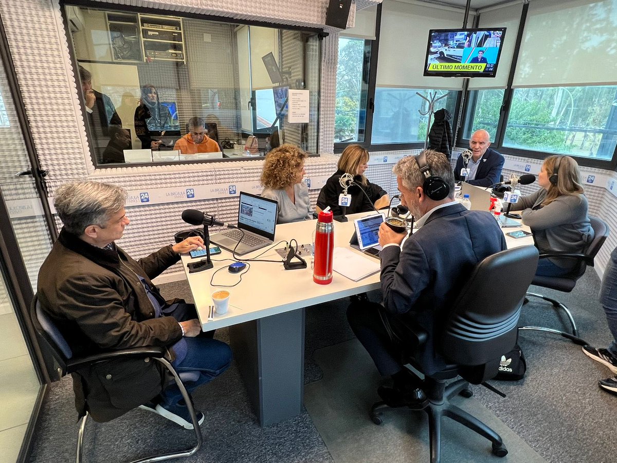 AvanzaLibertad_'s tweet photo. 📢 ¡@jlespert ya está en Bahía Blanca! Acompañado por el equipo de Avanza Libertad, presentará su libro "La Argentina Deseada". 
Recién en @labrujula24 compartiendo nuestras propuestas de cara a las elecciones presidenciales. https://t.co/rWzsSsVShm