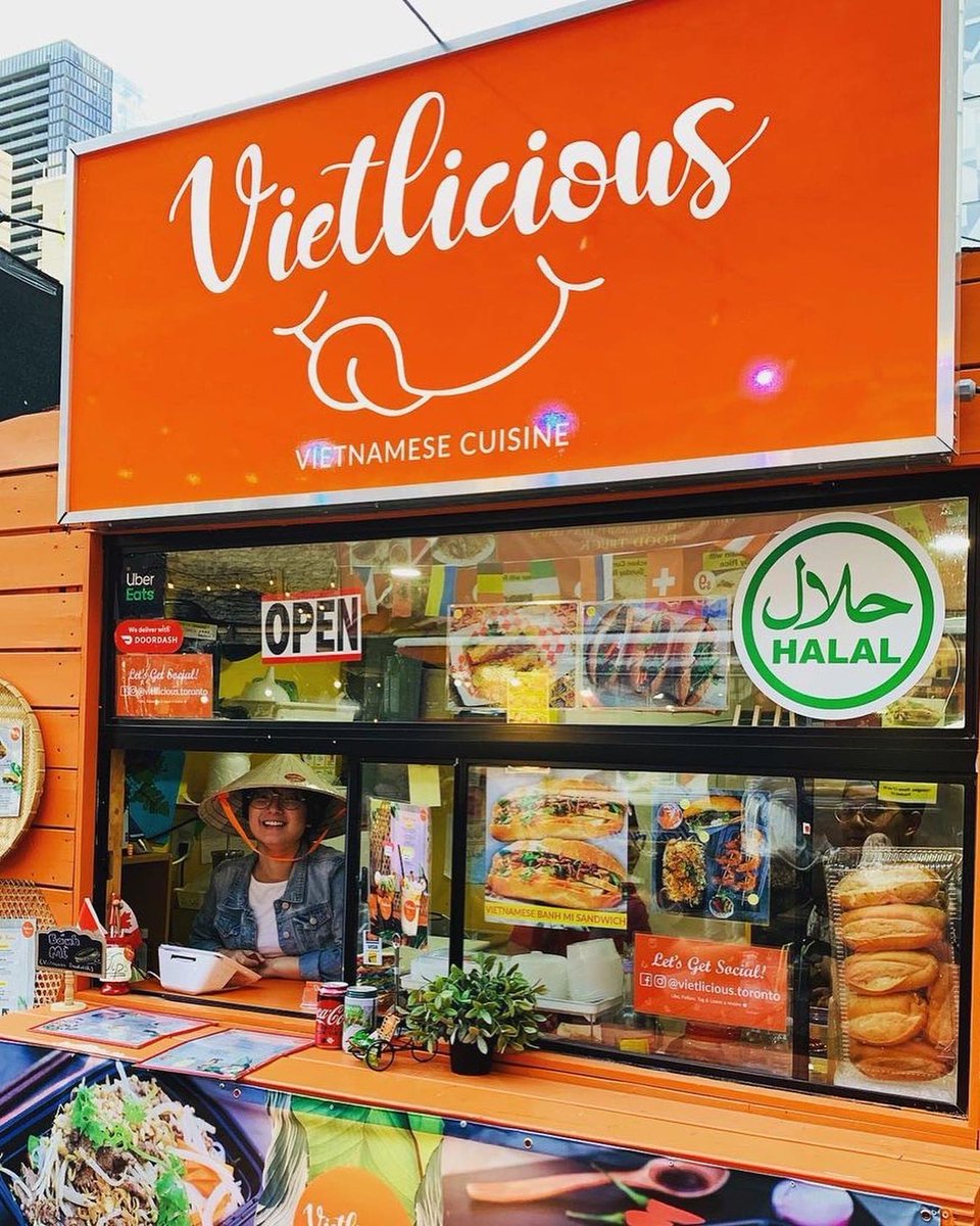 eatingyyz's tweet photo. Looking for something to eeeat? This is why I am talking about Vietlicious at the #WorldFoodMarket in #DowntownToronto. It makes us happy to be wandering around, exploring, finding new spots, being greeted with smiles, and seeing a family-run business make tasty food. Swing by and say hi, grab a picnic table with your friends, and enjoy. 💚
ℹ️ #VietliciousToronto
📍 335 Yonge St, #Toronto
☎ 437-237-2119
📷 @eatingyyz (food) 😊
📷 street.foode (IG-storefront happiness)
Sit, eat, love! Enjoy your long weekend. 🥰
#vietlicious #torontohalal #halaltoronto #vietnamesefood