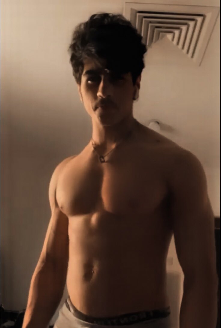 makerakal's tweet photo. Who wants a stupid looking boyfriend? 🙎🏼‍♂️ https://t.co/ZScXhDnbLx