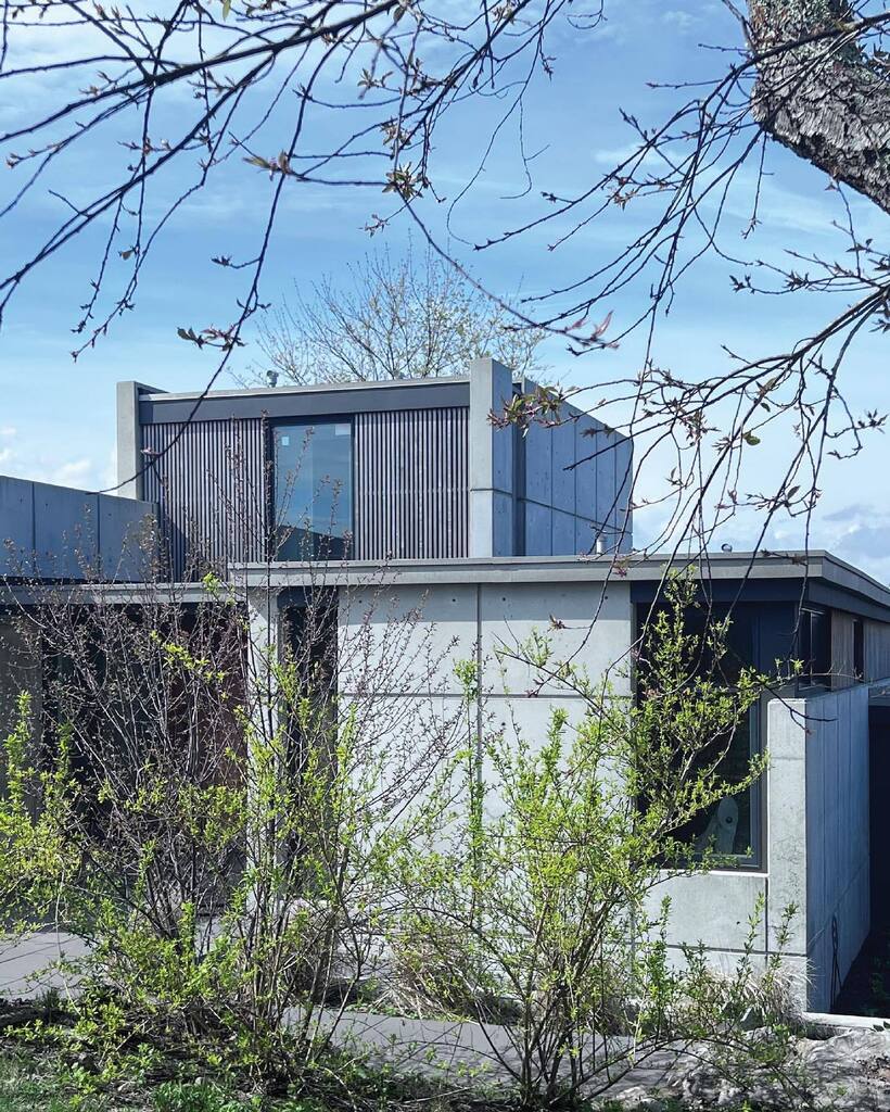 FlavinArchitect's tweet image. Cliff House is anchored to stone outcroppings high above Marblehead harbor. On a recent visit, we took a moment to admire the beautiful textures and details with our client, an artist. “I love how it shines in the sun,” she has told us. “I love the dark … instagr.am/p/Csi-inIutIT/