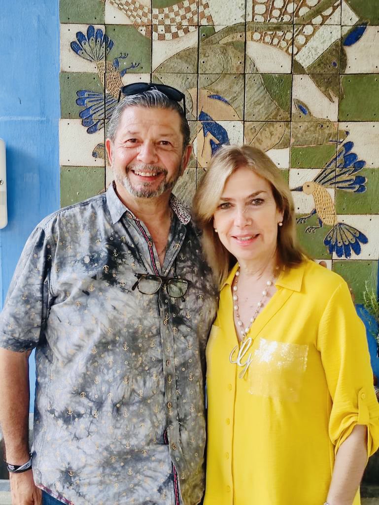 octaviopedroza's tweet photo. Hoy cumplimos 41 años de caminar juntos!!! 
Gracias Gaby!!! Te amo 😍

22-05-1982  -  22-05-2023 https://t.co/VoDDaH0Abv