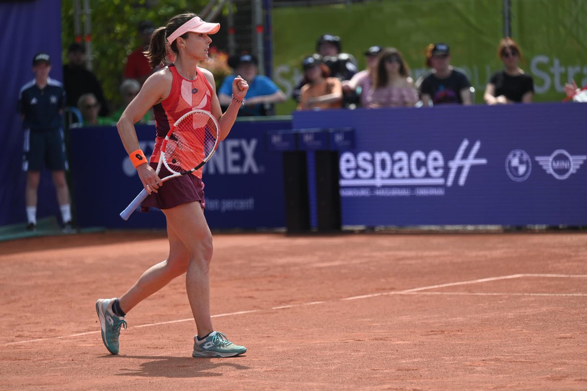 WTA_Strasbourg's tweet photo. Chaque point est ardemment disputé sur le Court Central ! @alizecornet 🇫🇷 prend l’avantage face à Viktoriya Tomova 🇧🇬 : 6-3 🎾

#IS23 #lespaceh

📸 : Christoph de Barry / C’est qui Maurice ? https://t.co/Y1Jpxd2Lpk