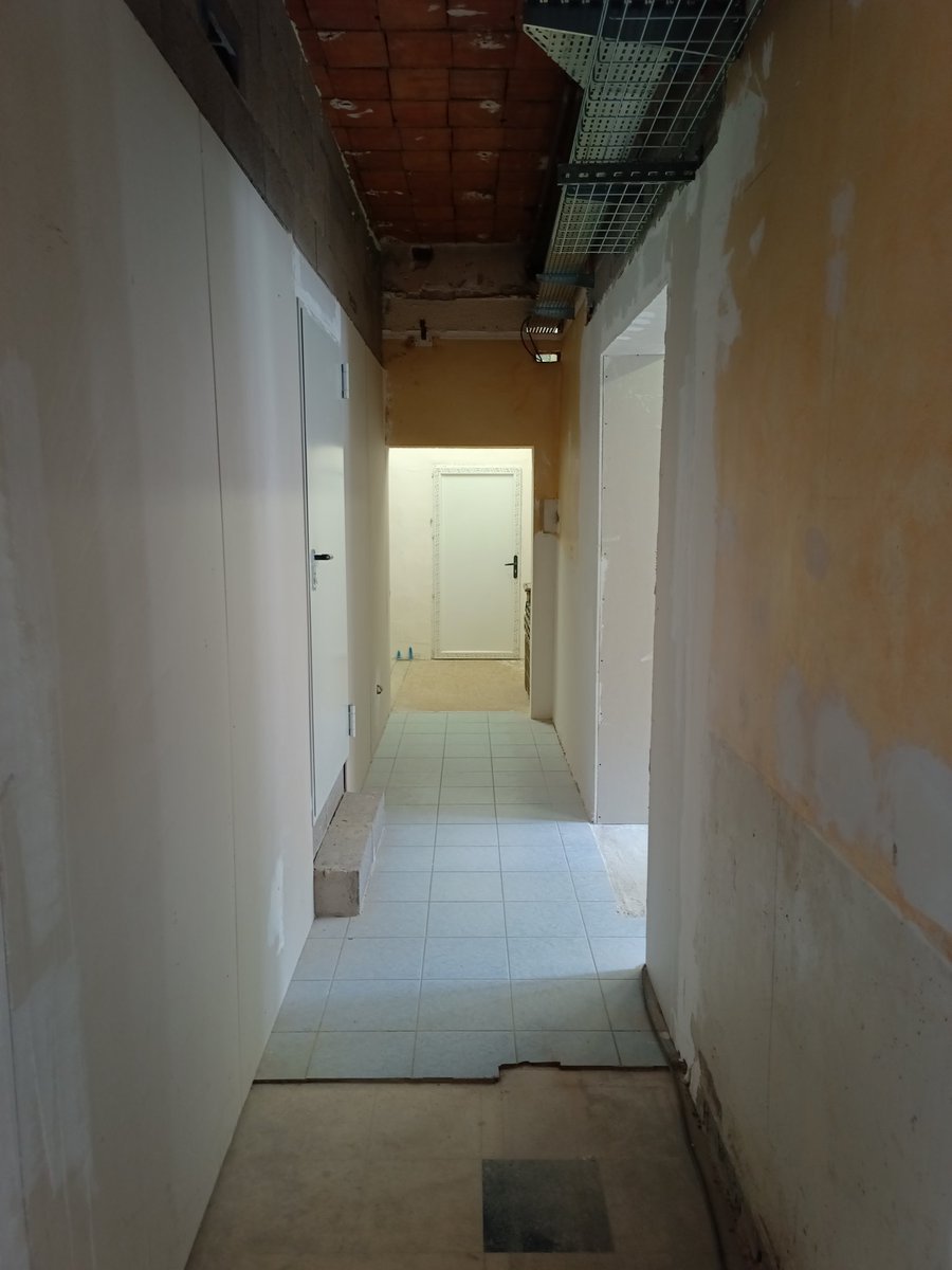 ReptiGo's tweet photo. Début de la semaine faisons un point sur l'avancement !

L'entrée est cloisonné, l'encadrement de la fenêtre du bureau aussi.

Côté du couloir ça prend forme aussi la salle IT est en attente du matériel pour les chemins de câbles pour le réseau.

#Datacenter #RG2 #association https://t.co/V93UxA66Sd